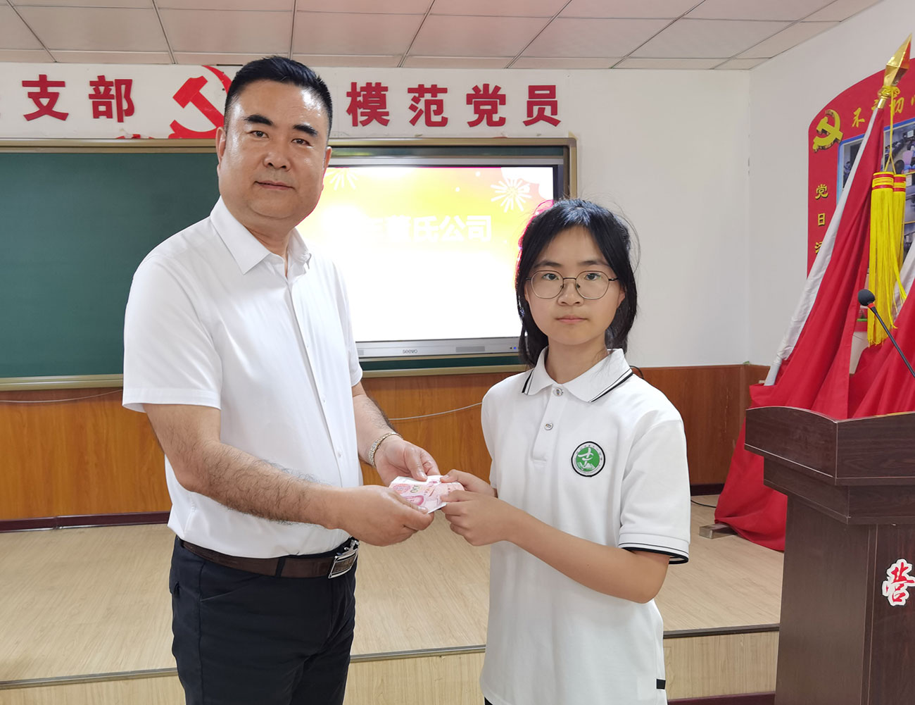百年董氏公司愛心捐助儀式，到營口市十一中助學 
