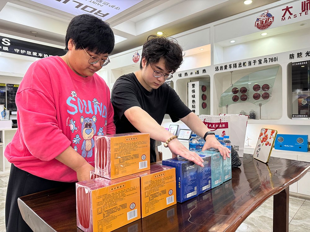 5月22日百年董氏攜手鴻達車里巴巴，為全市司機免費貼敷膏Yao，獻愛心送健康！大型公益活動正式拉開帷幕。 