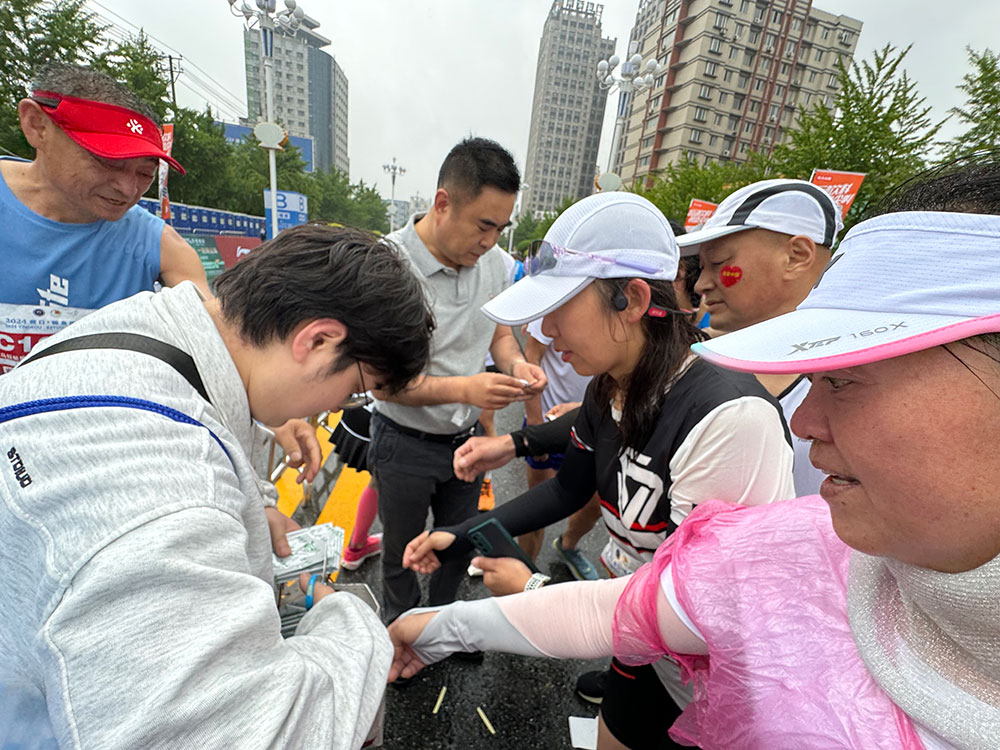 逐夢(mèng)鲅馬，與愛同行！2024年5月26日營(yíng)口鲅魚圈馬拉松大賽，百年董氏公司領(lǐng)導(dǎo)及員工現(xiàn)場(chǎng)為體育健兒免費(fèi)貼敷膏藥，以緩解運(yùn)動(dòng)員因過度運(yùn)動(dòng)導(dǎo)致的關(guān)節(jié)酸脹腫痛及不適！ 