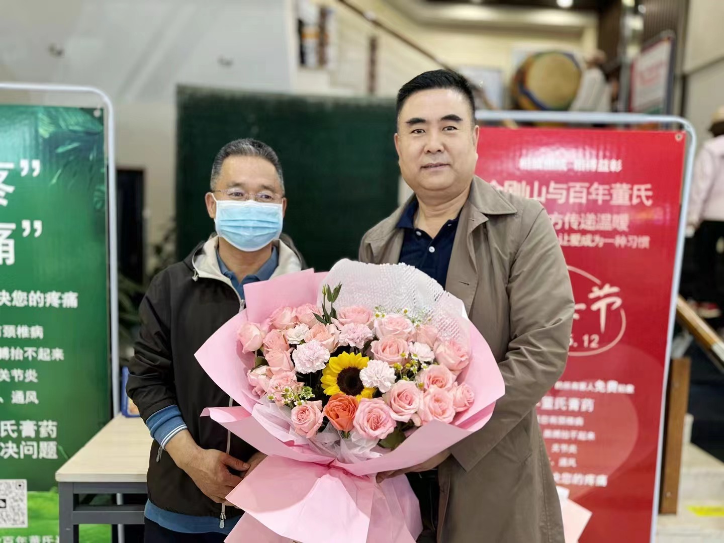 5月12號是母親節(jié)，百年董氏公司和金剛山聯(lián)手獻(xiàn)愛心送健康 