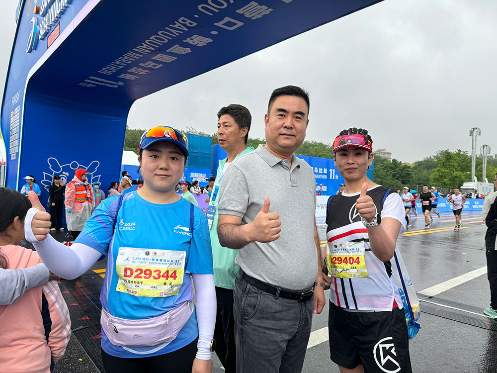 逐夢(mèng)鲅馬，與愛同行！2024年5月26日營(yíng)口鲅魚圈馬拉松大賽，百年董氏公司領(lǐng)導(dǎo)及員工現(xiàn)場(chǎng)為體育健兒免費(fèi)貼敷膏藥，以緩解運(yùn)動(dòng)員因過度運(yùn)動(dòng)導(dǎo)致的關(guān)節(jié)酸脹腫痛及不適！ 