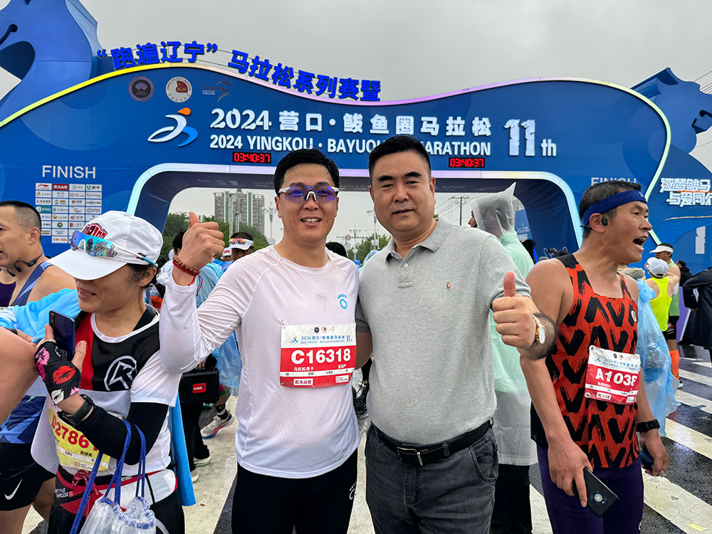 逐夢(mèng)鲅馬，與愛同行！2024年5月26日營(yíng)口鲅魚圈馬拉松大賽，百年董氏公司領(lǐng)導(dǎo)及員工現(xiàn)場(chǎng)為體育健兒免費(fèi)貼敷膏藥，以緩解運(yùn)動(dòng)員因過度運(yùn)動(dòng)導(dǎo)致的關(guān)節(jié)酸脹腫痛及不適！ 