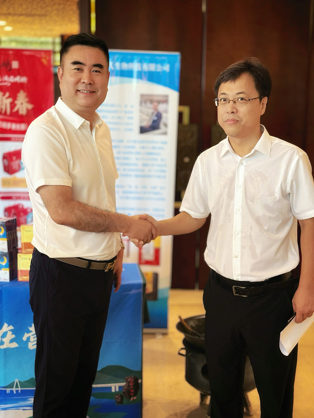 遼寧百年董氏公司董事長董增軍和總經理崔明在《旅居康養·歡樂濱?！|北亞旅游目的地建設系列活動》中與市有關領導親切交談，共研旅居康養新選擇，讓度假養生兩不誤。 