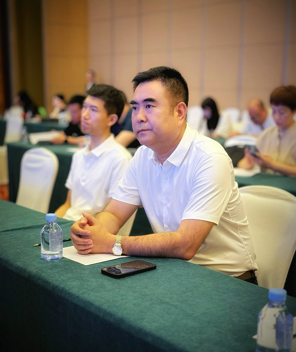 遼寧百年董氏公司董事長董增軍和總經理崔明在《旅居康養·歡樂濱?！|北亞旅游目的地建設系列活動》中與市有關領導親切交談，共研旅居康養新選擇，讓度假養生兩不誤。 