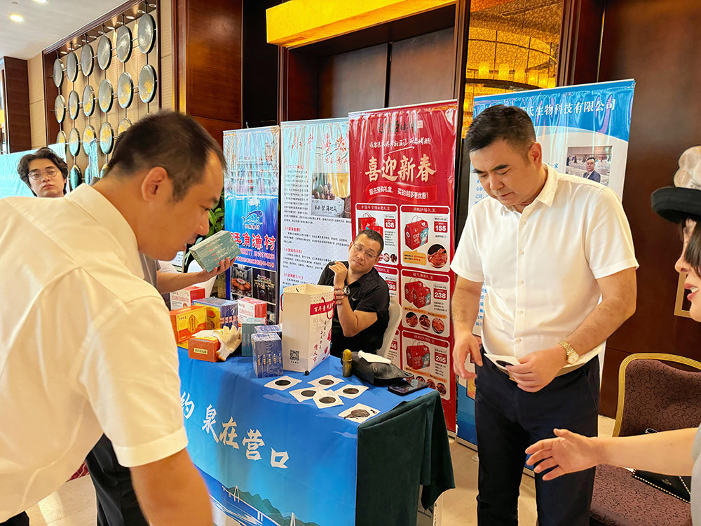 遼寧百年董氏公司董事長董增軍和總經理崔明在《旅居康養·歡樂濱海·東北亞旅游目的地建設系列活動》中與市有關領導親切交談，共研旅居康養新選擇，讓度假養生兩不誤。 