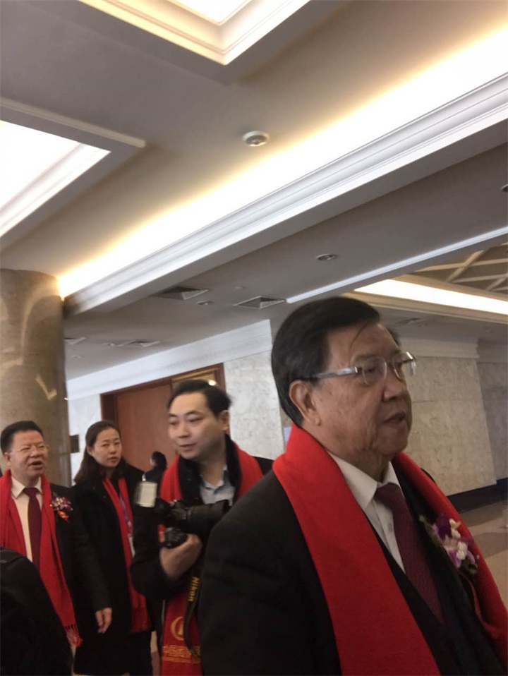 百年董氏公司董事長董增軍先生受國家相關(guān)部門的邀請參加“第七屆全國服務業(yè)公眾滿意度專項調(diào)研新聞發(fā)布領(lǐng)袖年會暨中國商界企業(yè)家俱樂部理事2018春節(jié)賀歲電視大拜年”活動 