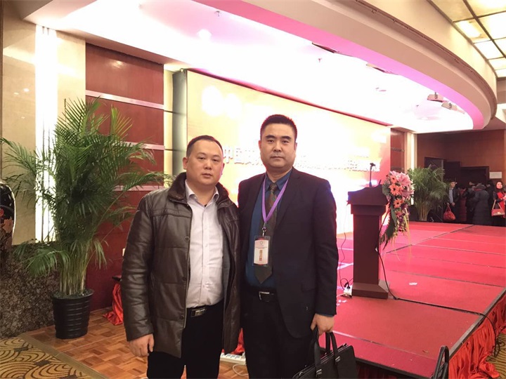百年董氏公司董事長董增軍先生受國家相關(guān)部門的邀請參加“第七屆全國服務業(yè)公眾滿意度專項調(diào)研新聞發(fā)布領(lǐng)袖年會暨中國商界企業(yè)家俱樂部理事2018春節(jié)賀歲電視大拜年”活動 